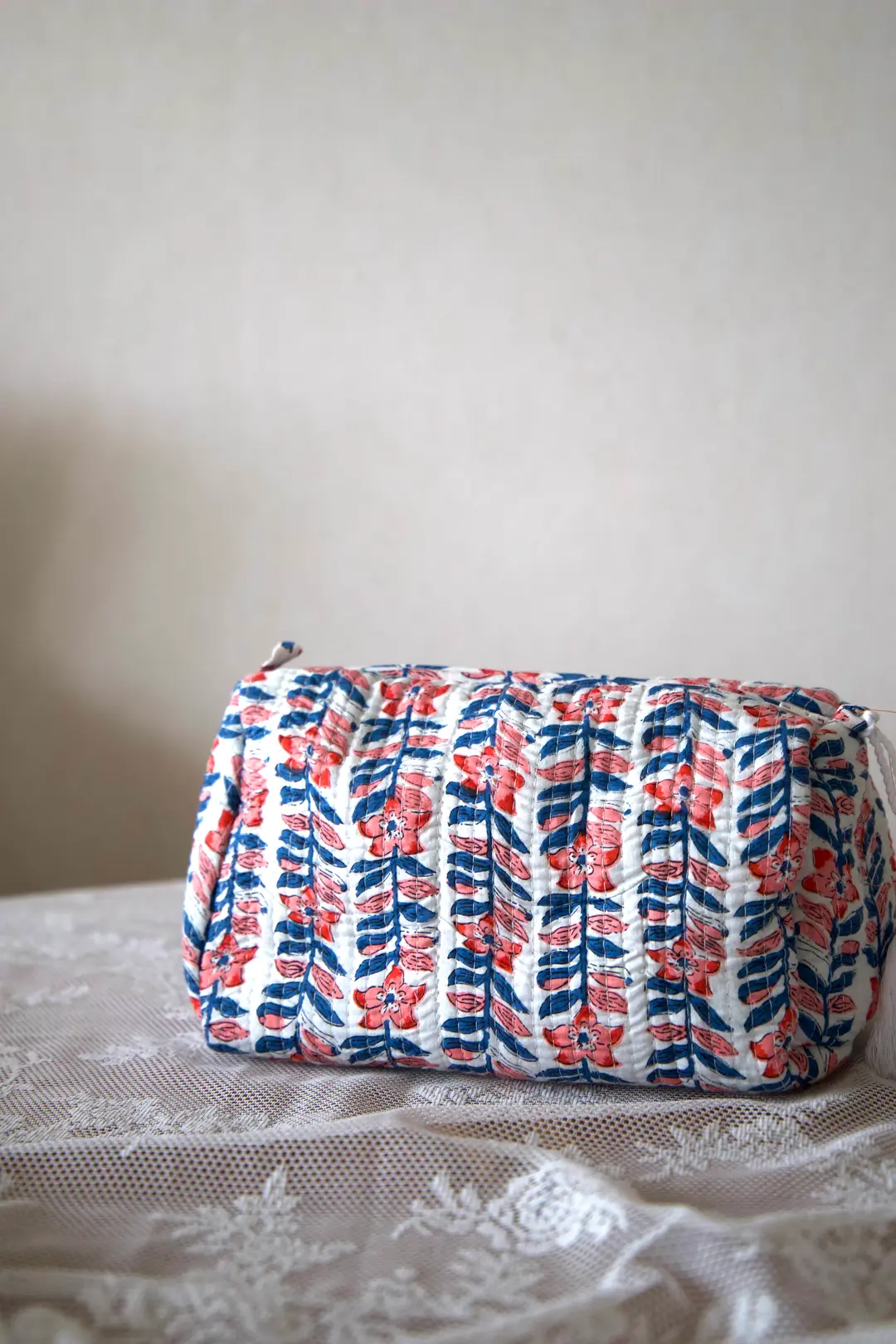 Trousse de toilette matelassée rouge et bleu