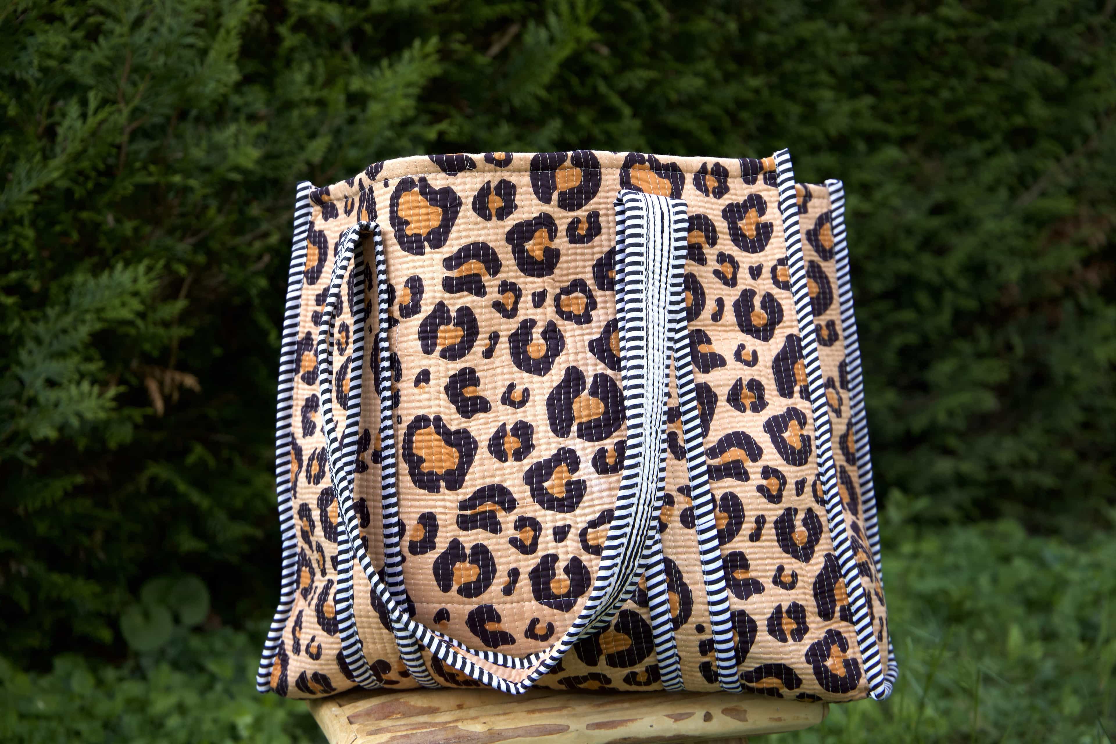 Sac cabas en coton matelassé léopard