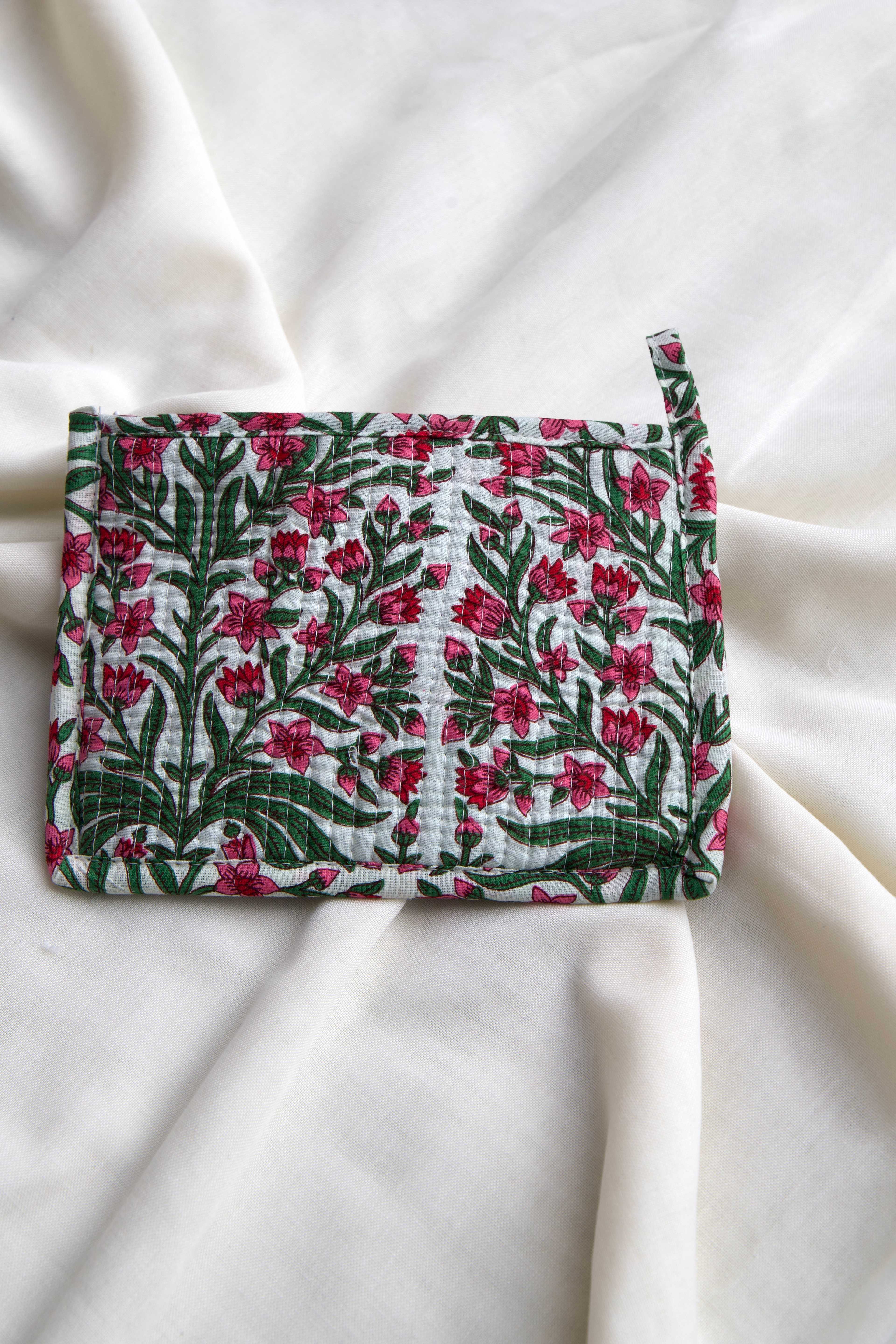 Pochette en coton matelassé fleurs roses et vertes