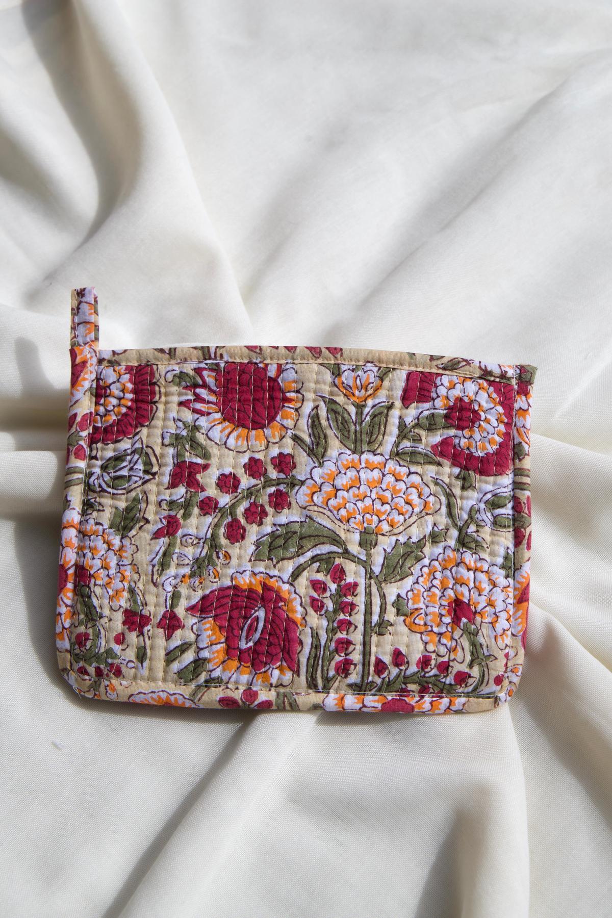 Pochette en coton matelassé beige fleurs rose