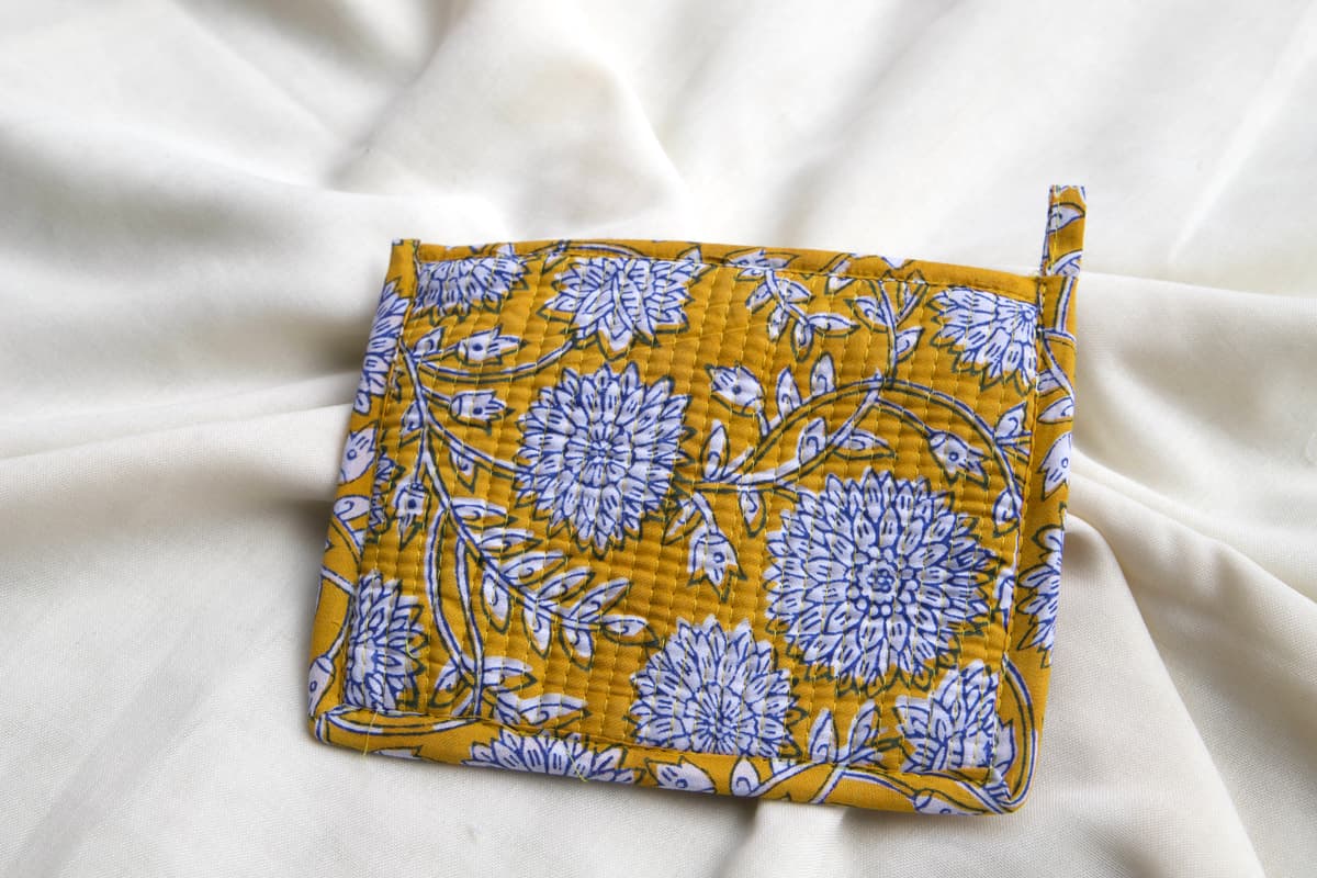 Pochette en coton matelassé moutarde
