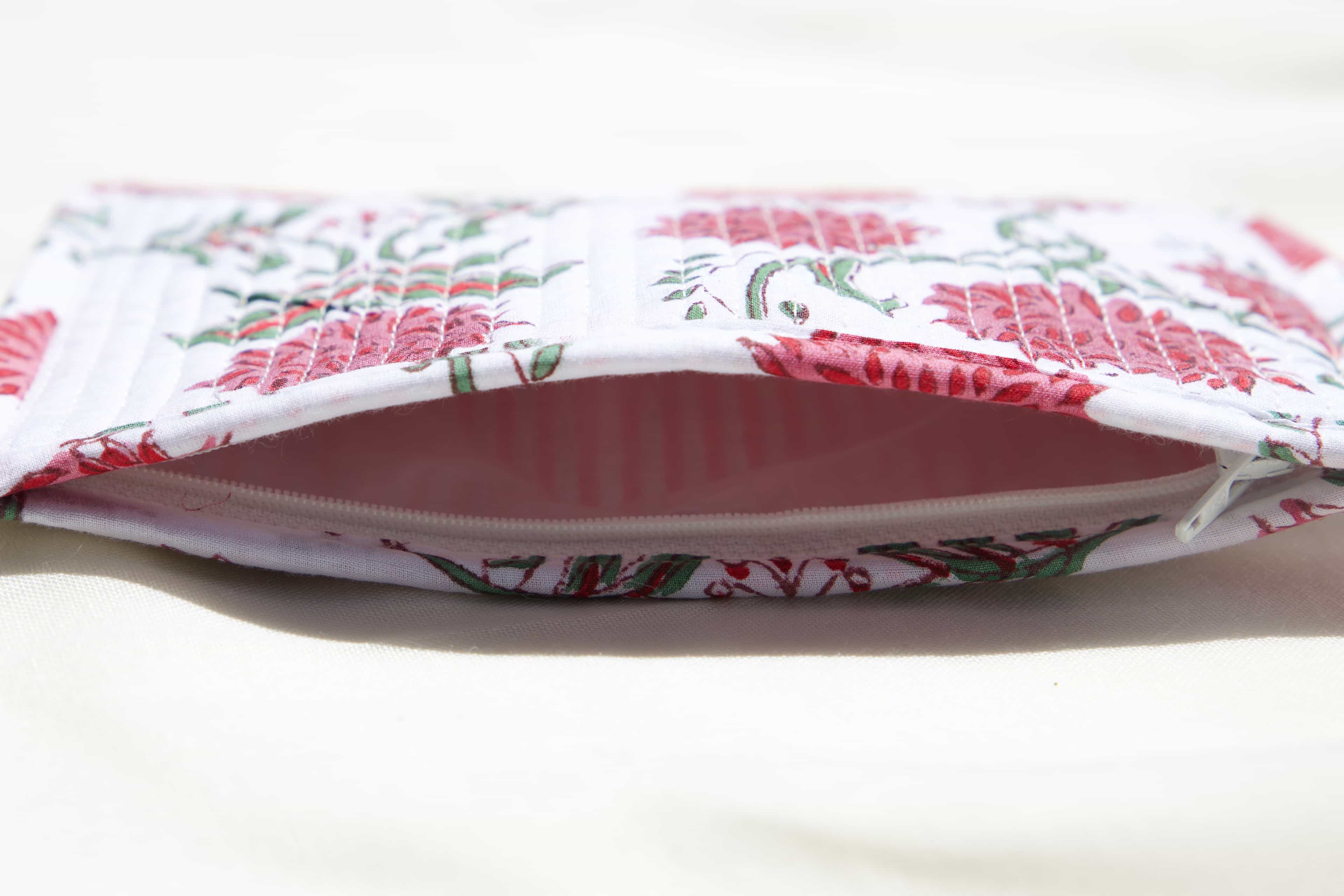 Pochette en coton matelassé fleurs roses