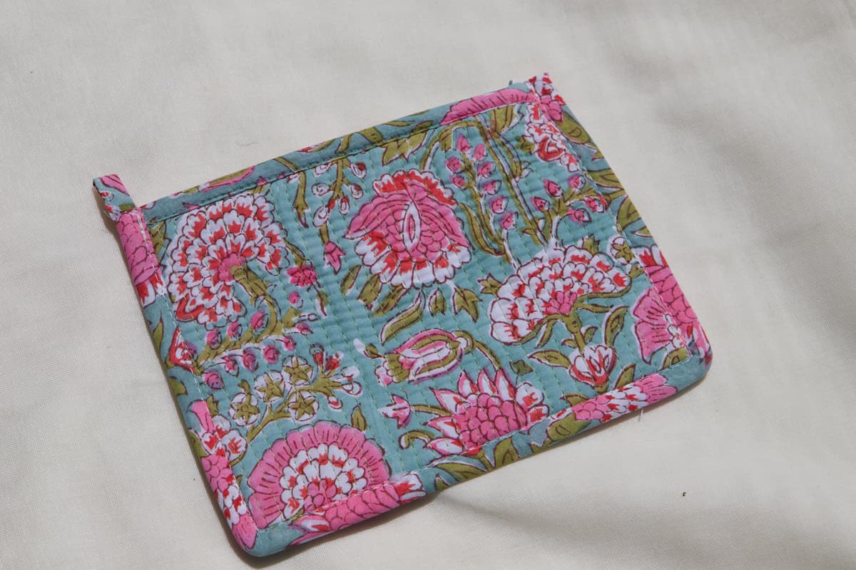 Pochette en coton matelassé bleu rose vert fleuris