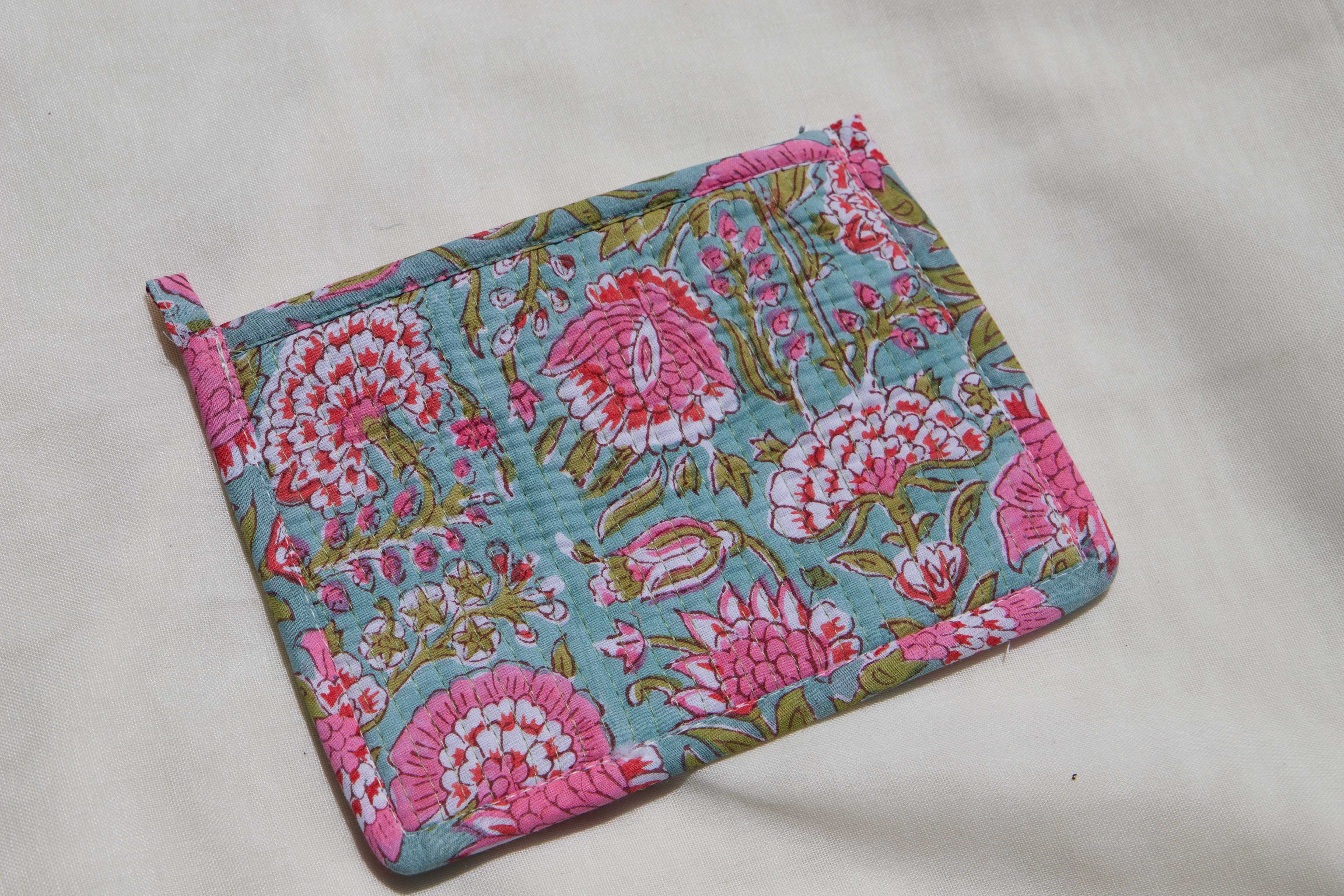 Pochette en coton matelassé bleu rose vert fleuris
