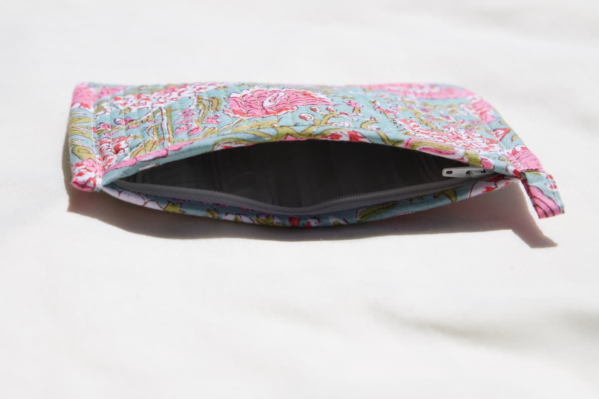 Pochette en coton matelassé bleu rose vert fleuris