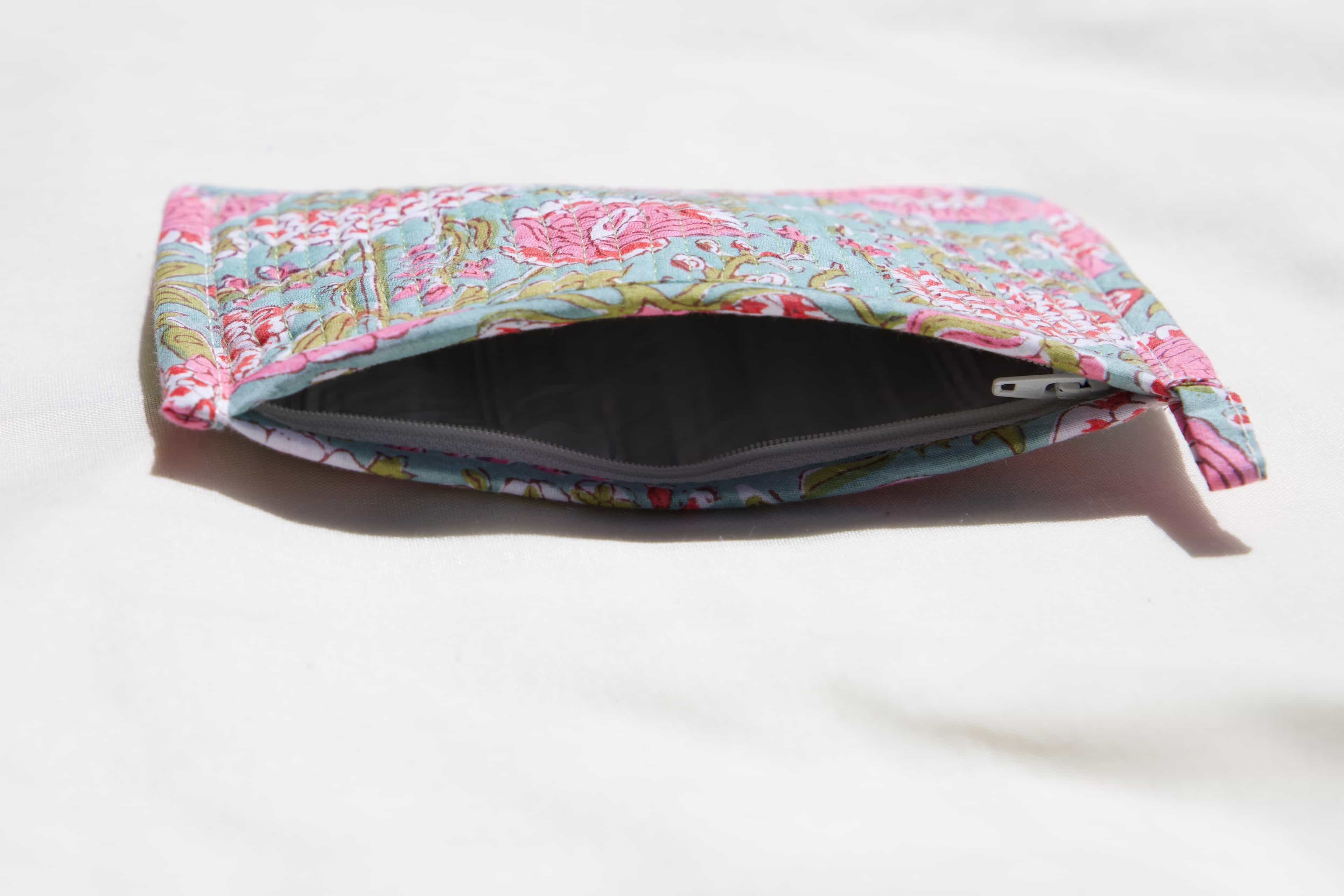 Pochette en coton matelassé bleu rose vert fleuris