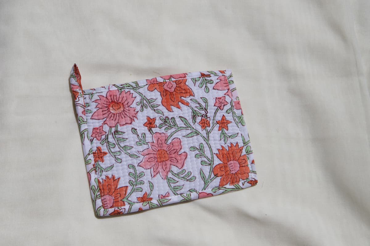 Pochette en coton matelassé fleuris orange et rose