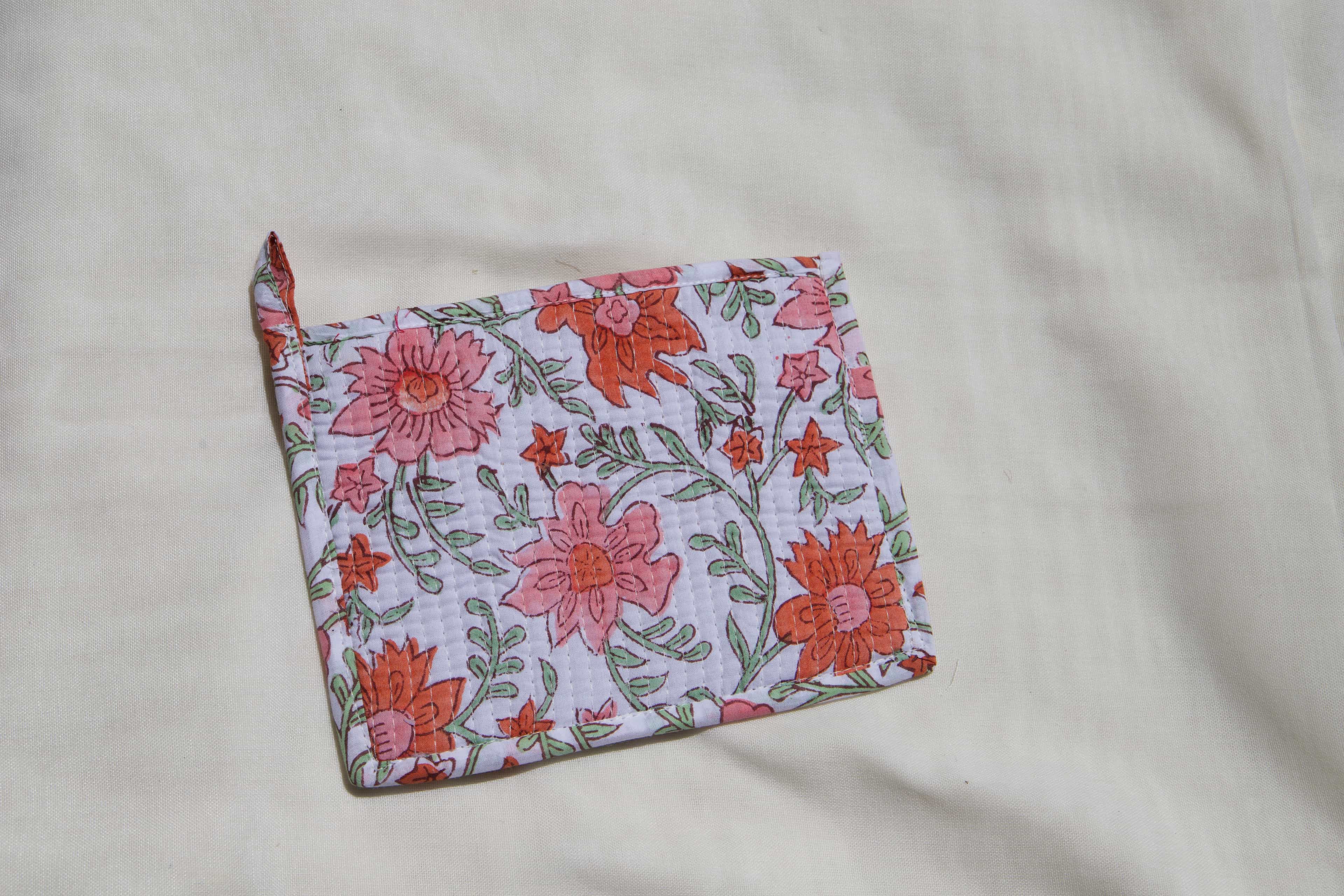 Pochette en coton matelassé fleuris orange et rose
