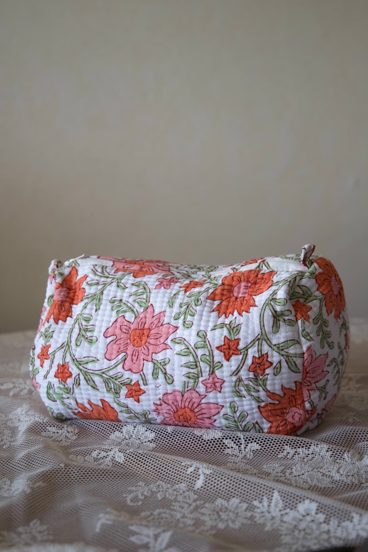 Trousse de toilette matelassée fleurs orange et rose