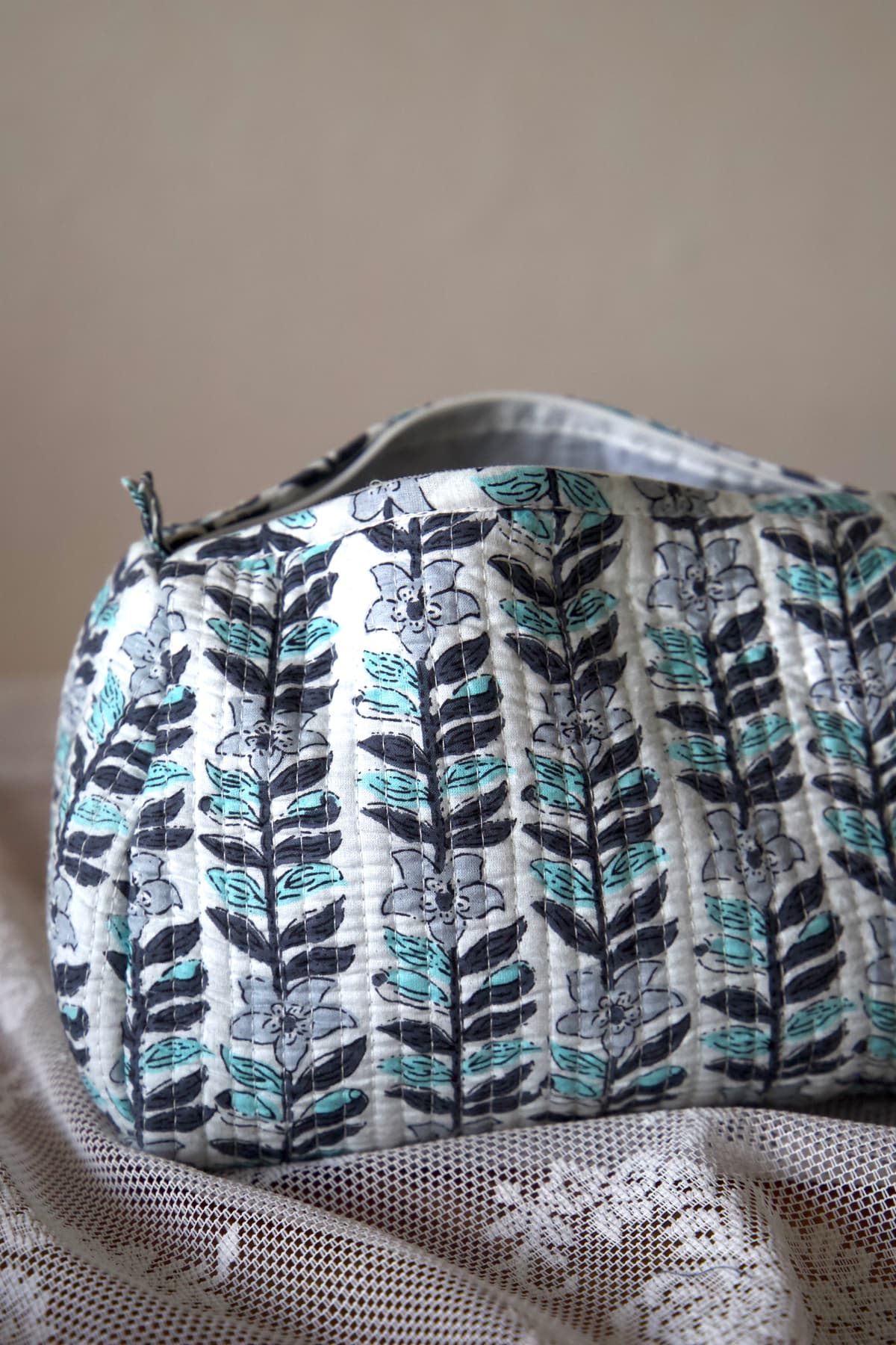 Trousse de toilette matelassée fleurs bleu et gris