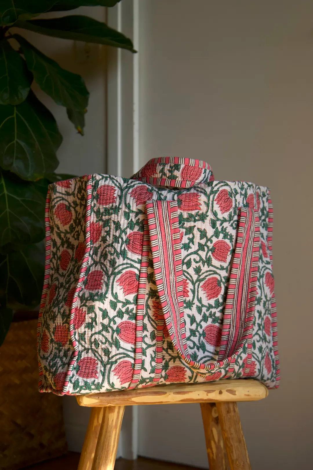 Sac cabas en coton matelassé fleurs rose et vert
