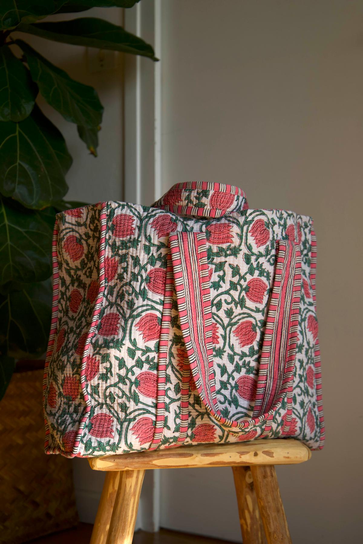 Sac cabas en coton matelassé fleurs rose et vert