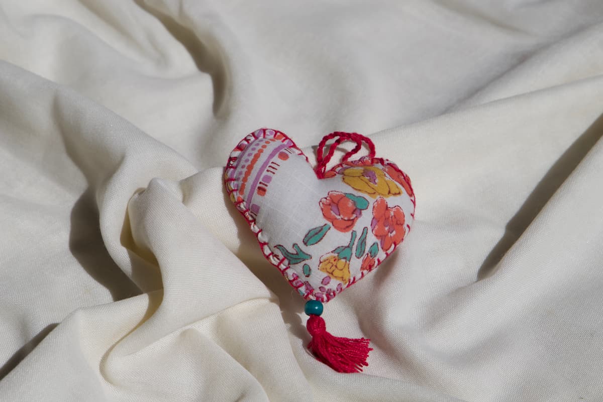 Coeur en coton blanc à suspendre