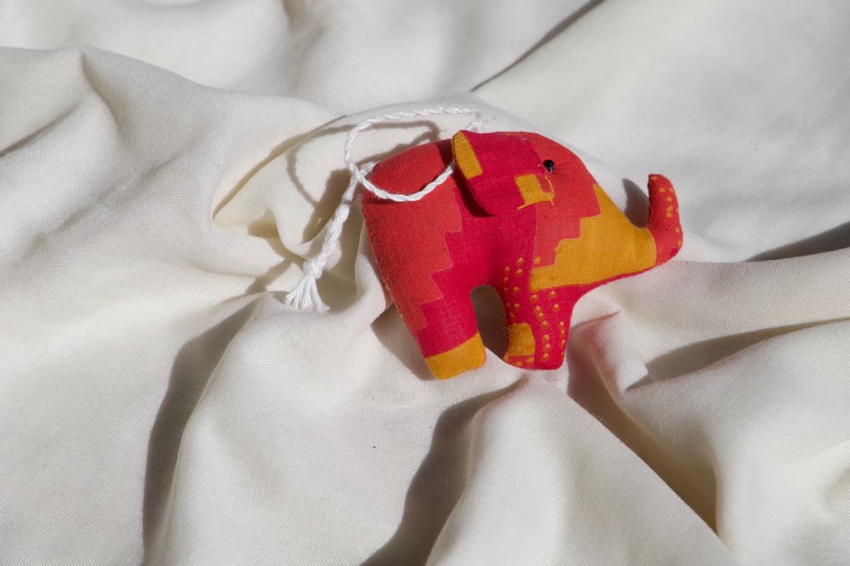 Elephant en coton rose à suspendre