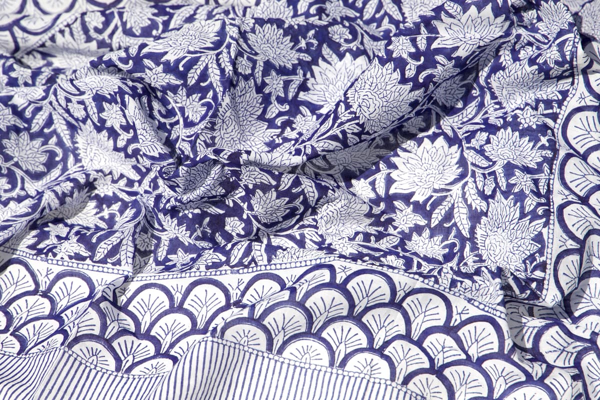 Grand foulard carré en coton bleu