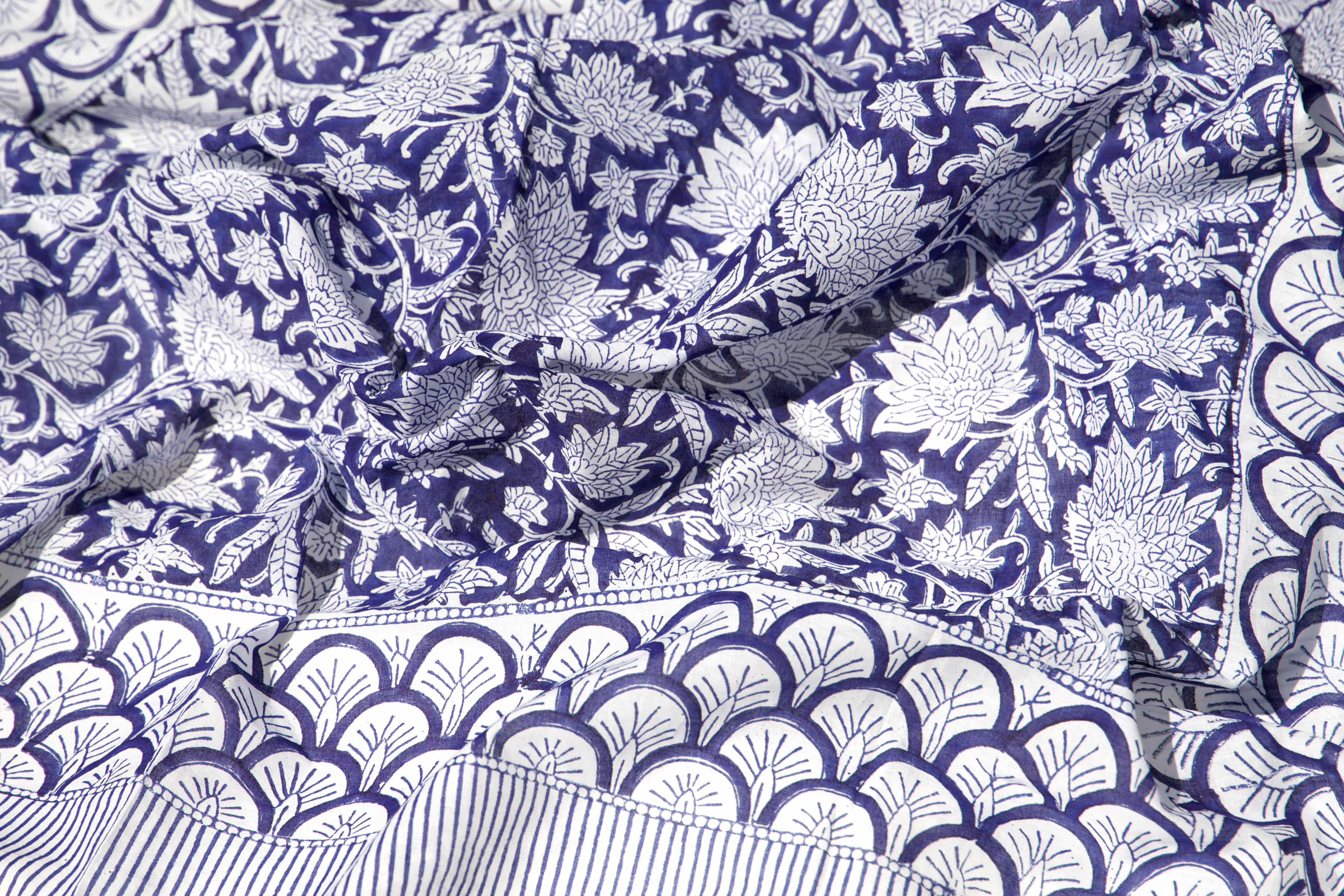 Grand foulard carré en coton bleu