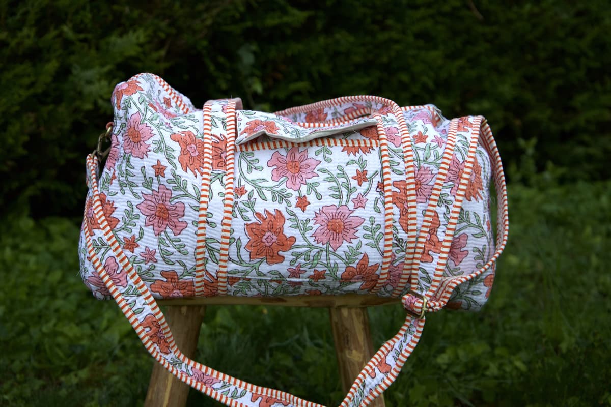 Sac de voyage matelassé fleuris blanc orange rose