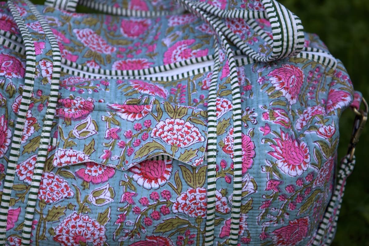 Sac de voyage matelassé bleu rose vert