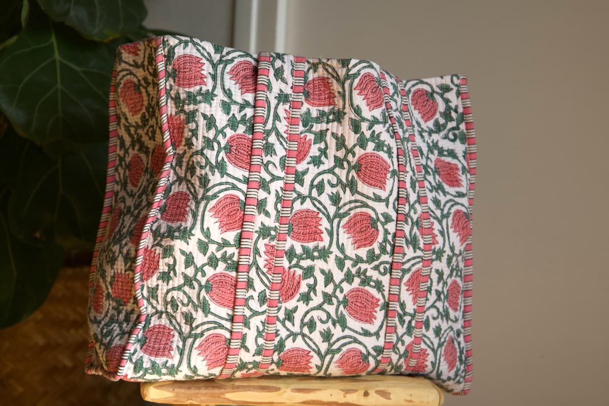 Sac cabas en coton matelassé fleurs rose et vert