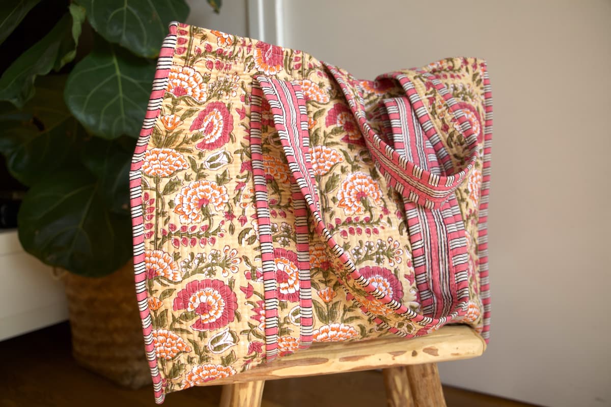 Sac cabas en coton matelassé beige et fleurs roses