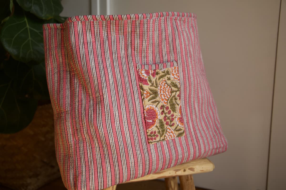 Sac cabas en coton matelassé beige et fleurs roses