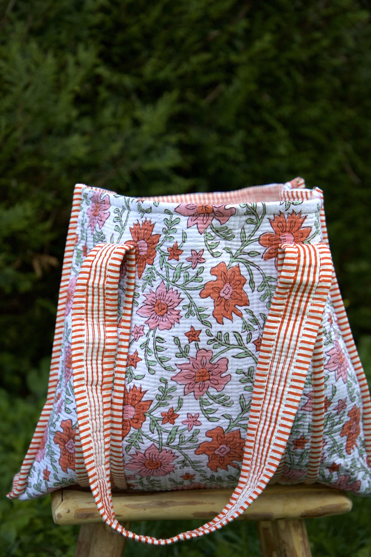 Sac cabas en coton matelassé fleuris blanc orange rose