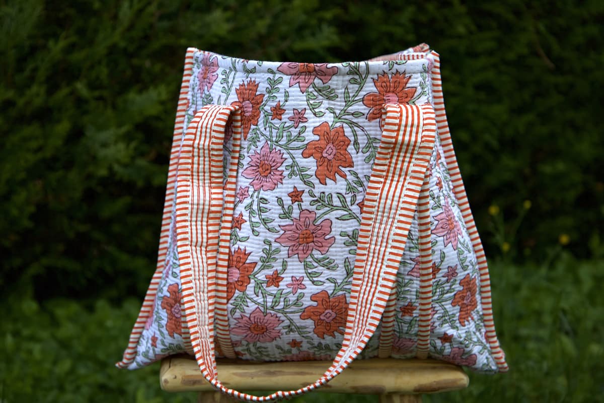 Sac cabas en coton matelassé fleuris blanc orange rose