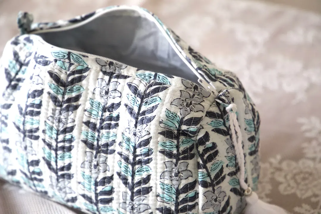 Trousse de toilette matelassée fleurs bleu et gris