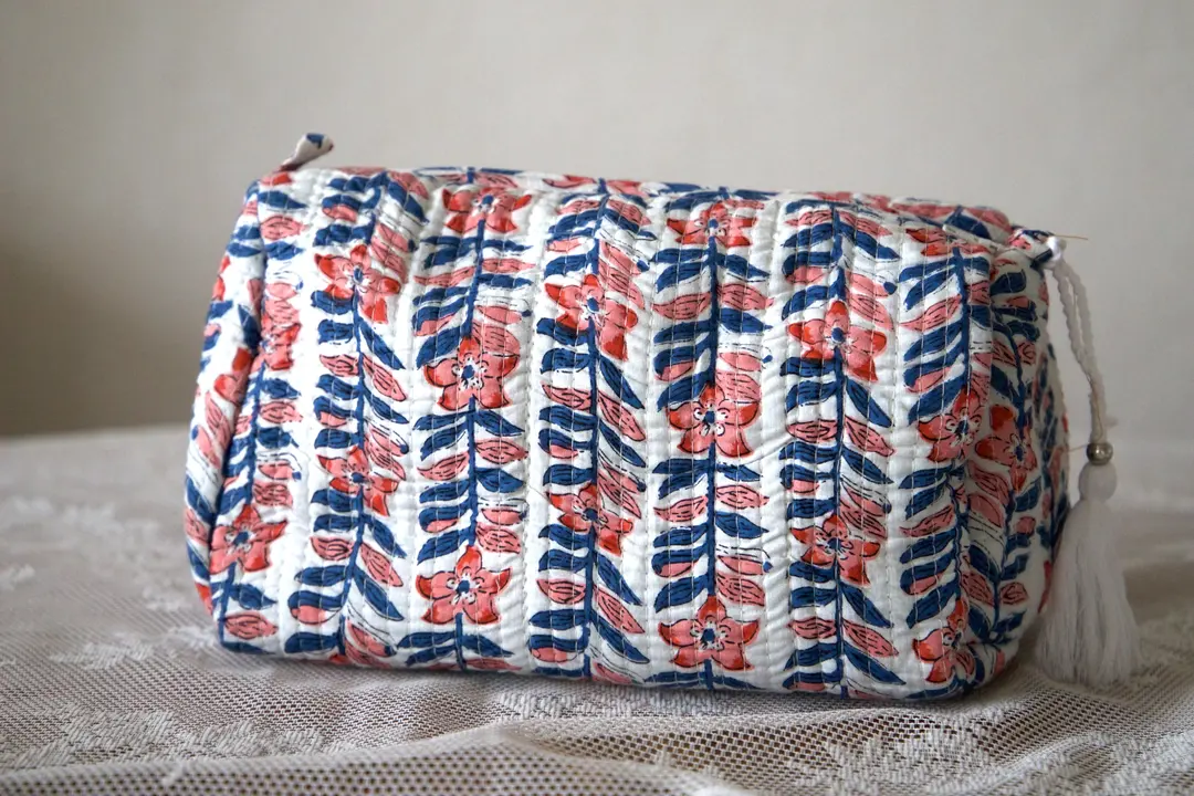 Trousse de toilette matelassée rouge et bleu