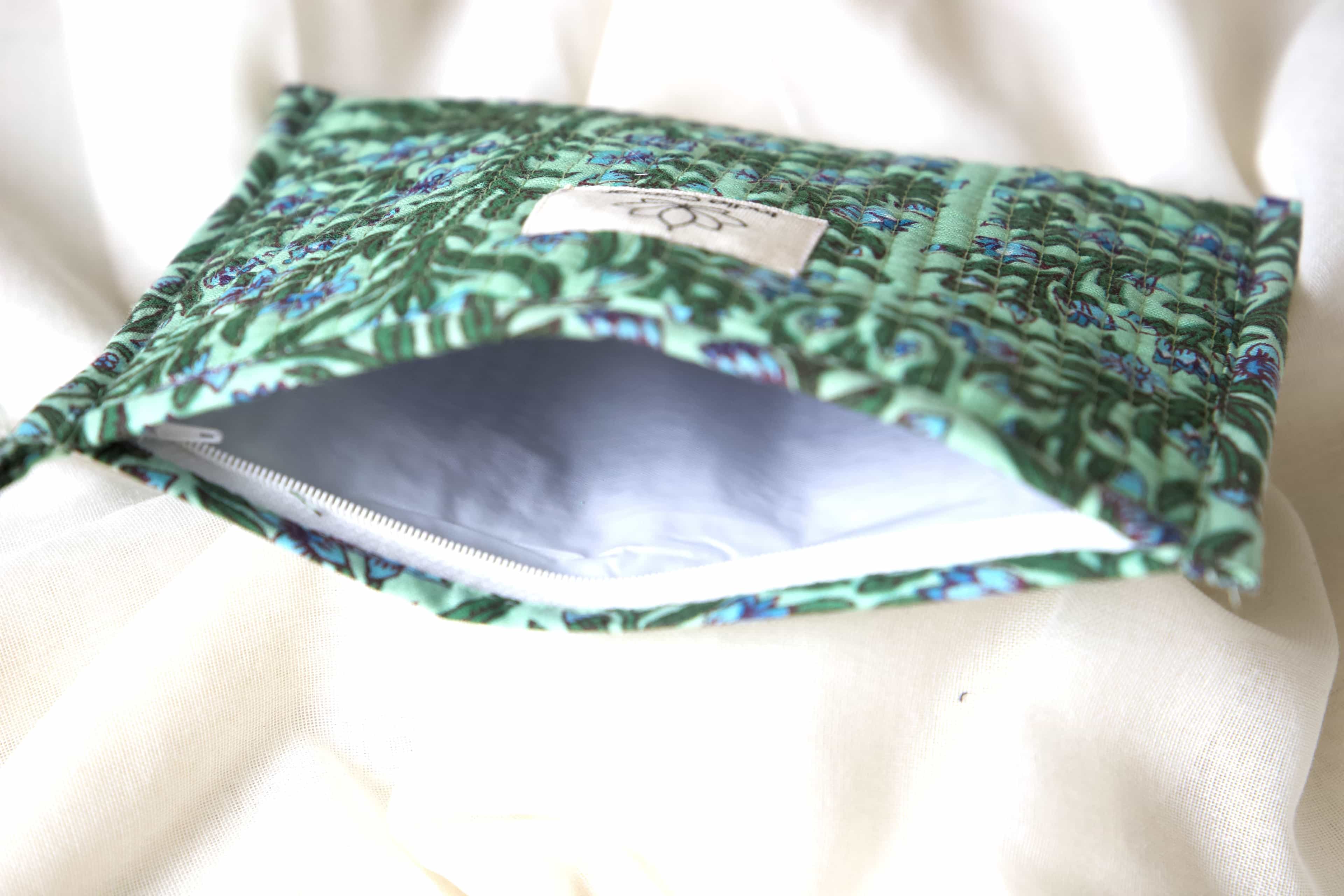 Pochette en coton matelassé fleurs bleues et vertes