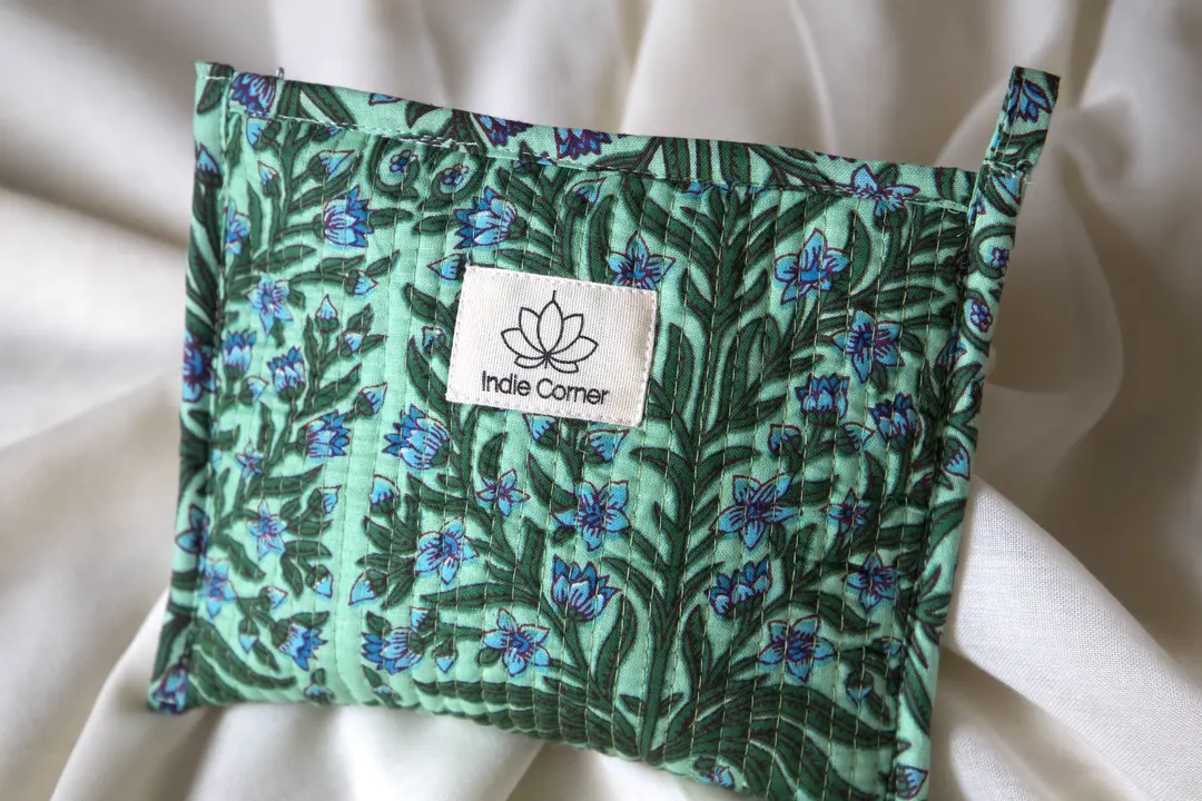 Pochette en coton matelassé fleurs bleues et vertes