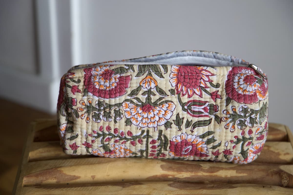 Trousse à crayon matelassé beige à fleurs roses