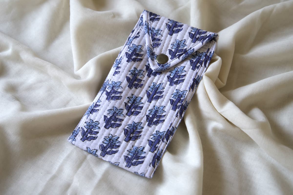 Etui à lunette en coton matelassé blanc petites fleurs bleues