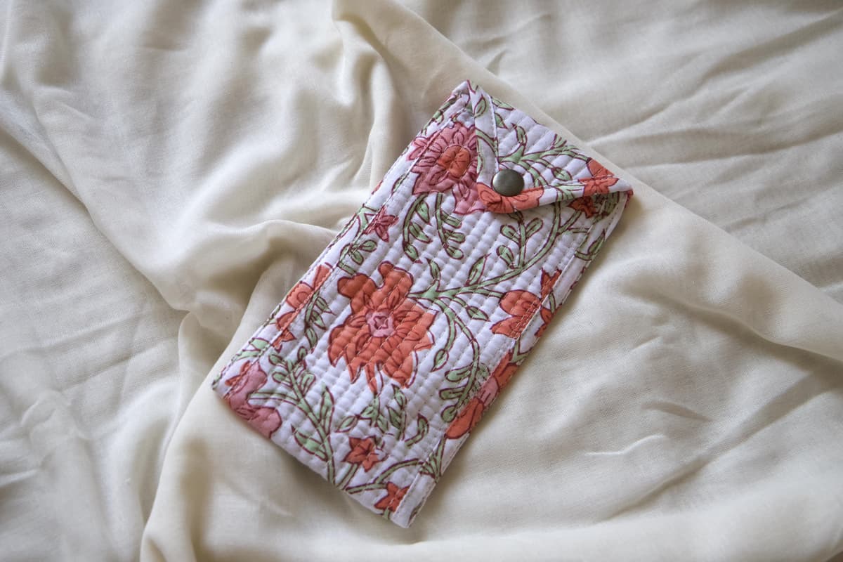 Etui à lunette en coton matelassé fleurs roses oranges