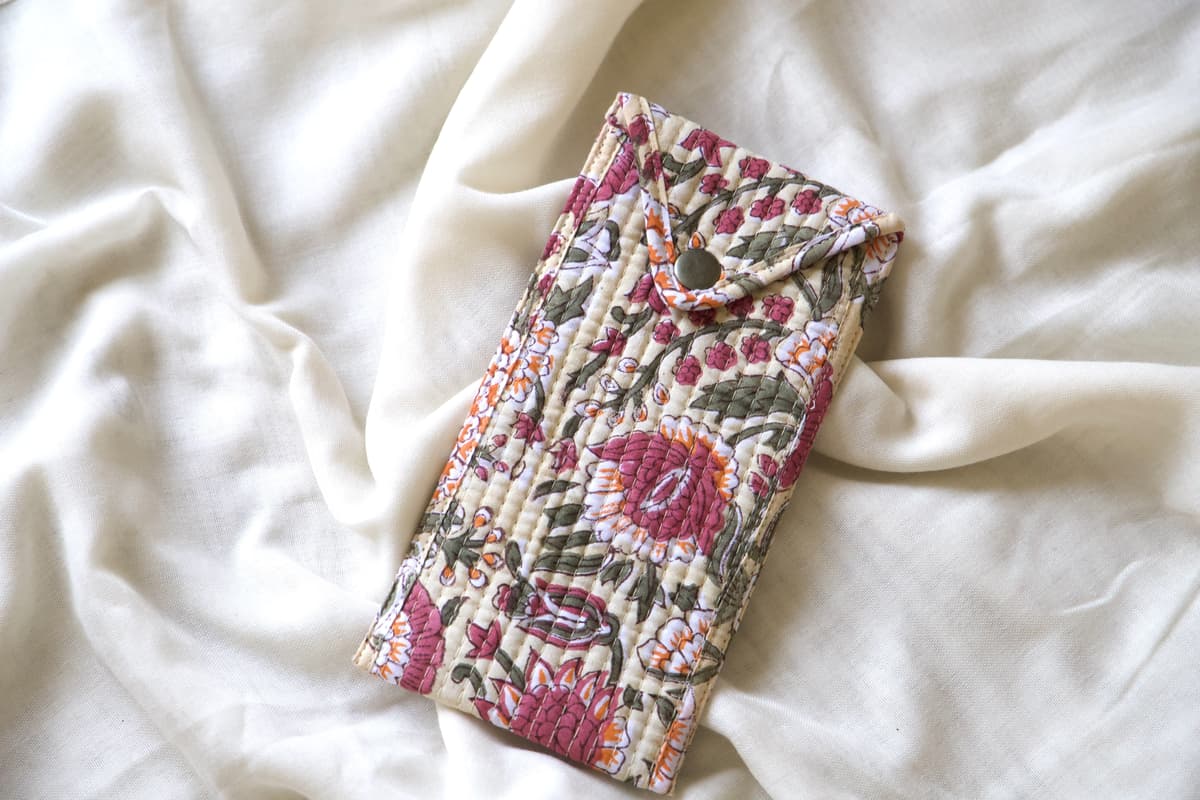 Etui à lunette en coton matelassé beige fleurs roses
