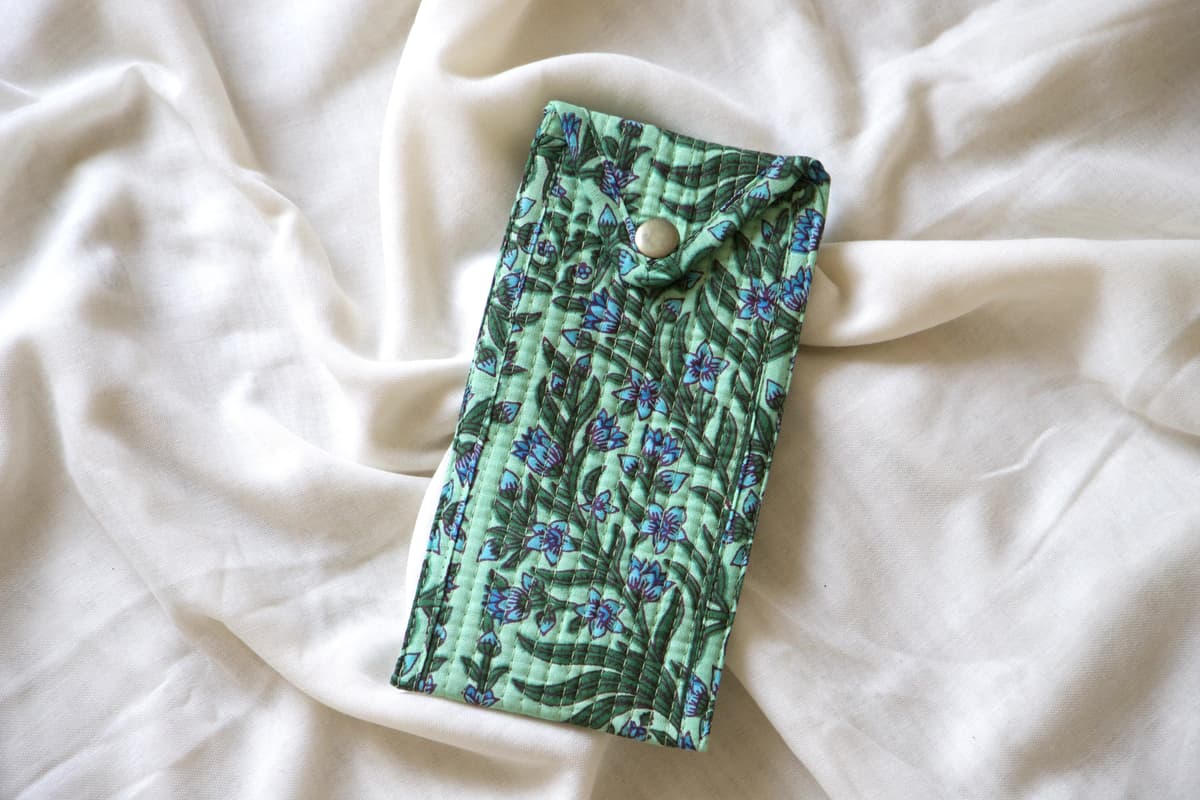 Etui à lunette en coton matelassé vert fleurs bleues