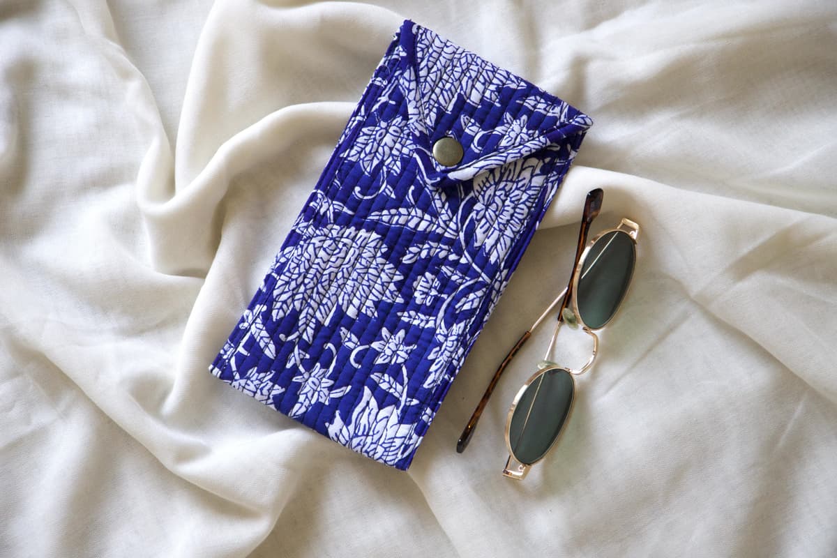 Etui à lunette en coton matelassé bleu