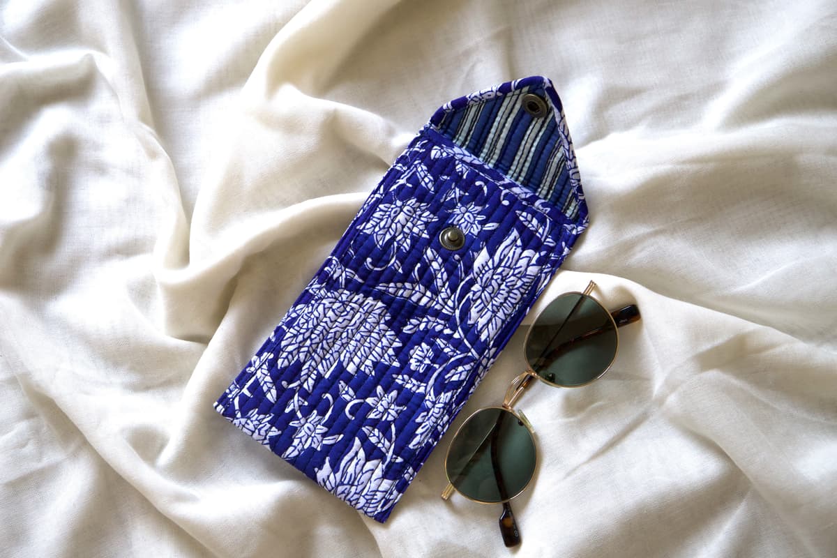 Etui à lunette en coton matelassé bleu